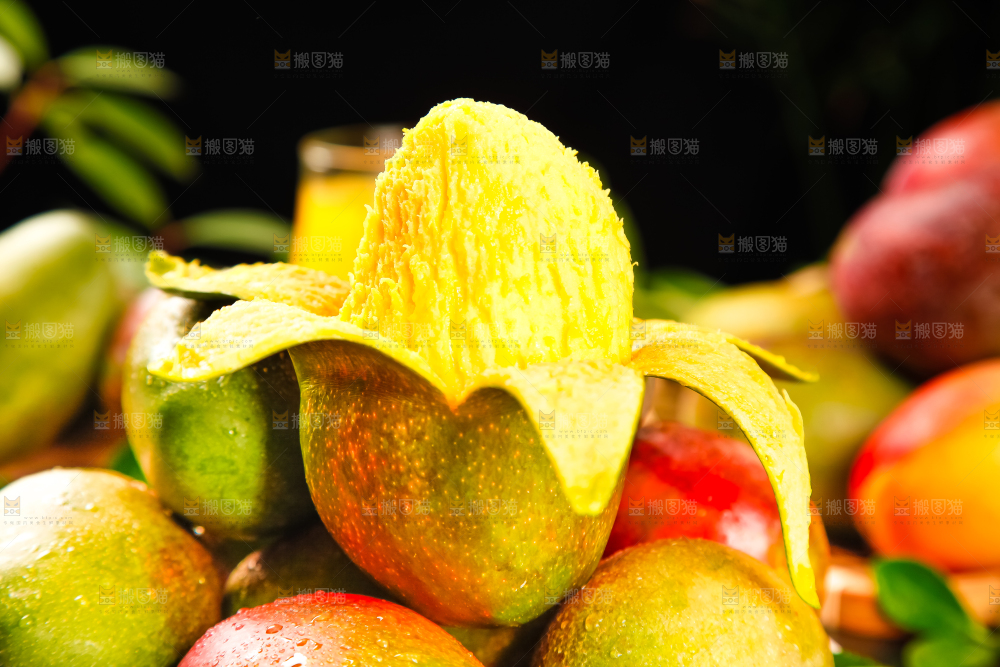 盘子里装着新鲜芒果