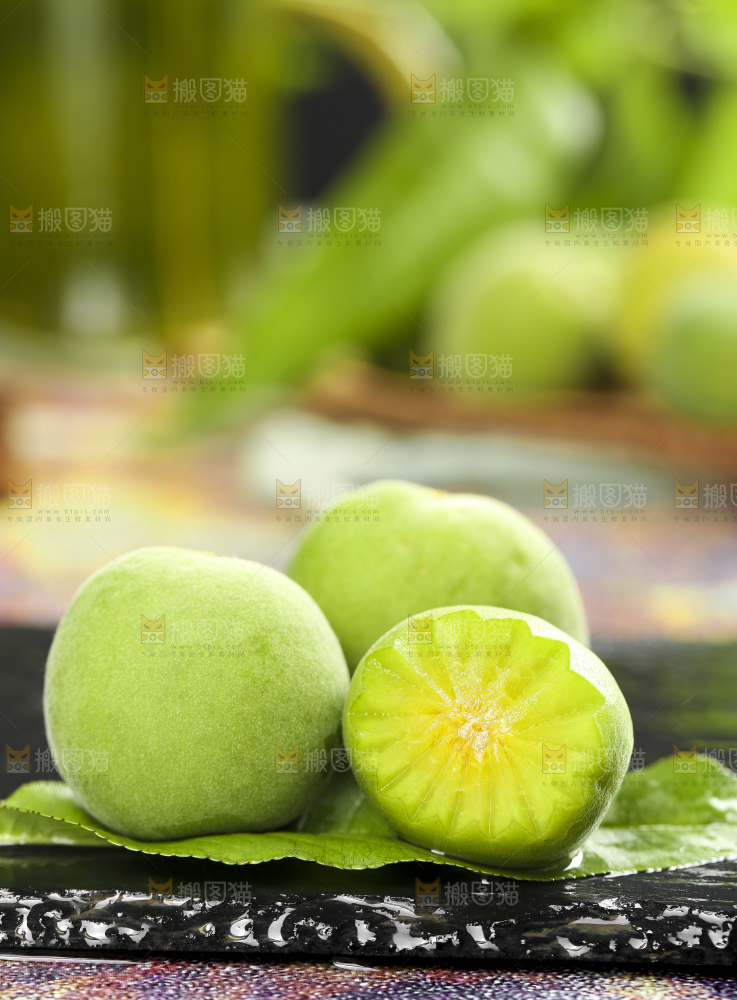 黑石板上摆放着青杏