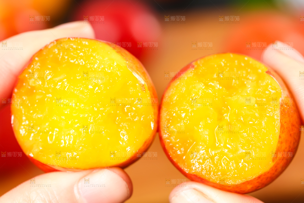 手里拿着脆李子
