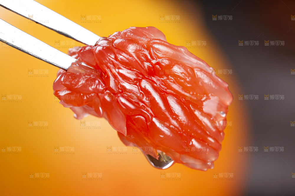 叉子上叉着西柚果肉