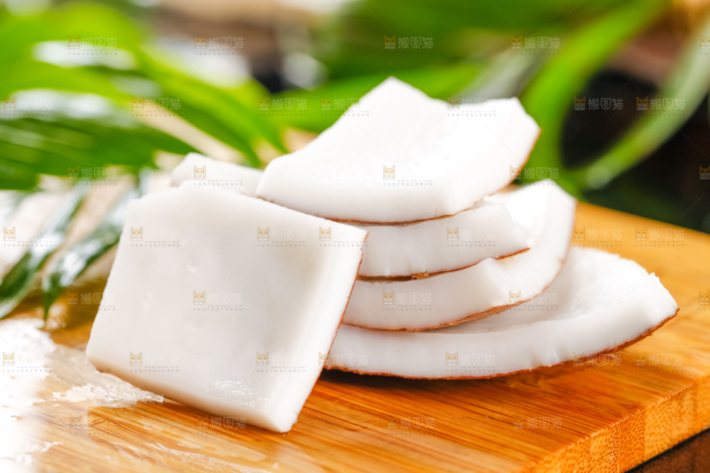 木板上放着椰子的果肉