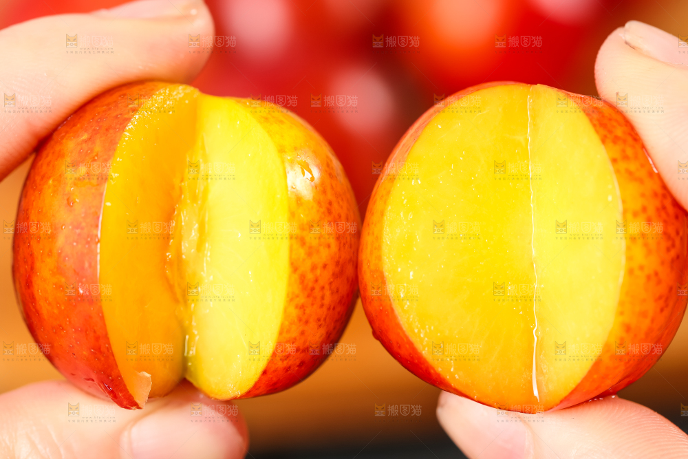手里拿着脆李子