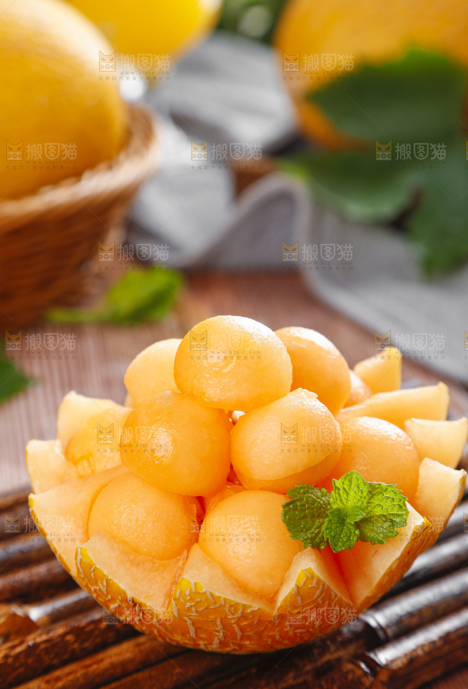 木底上摆放着黄皮蜜瓜