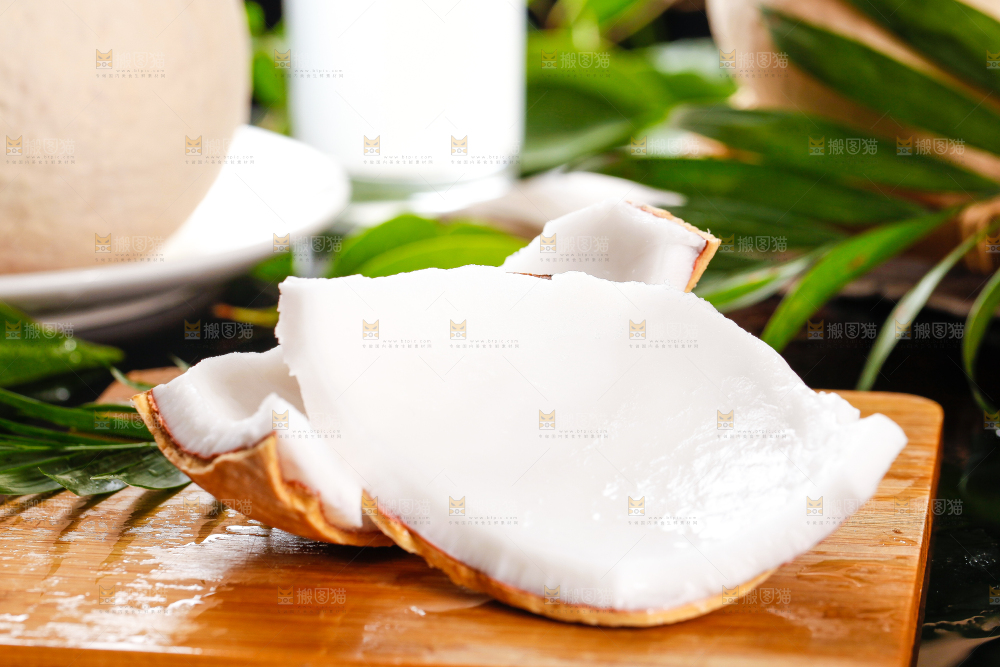 木底上摆放着海南椰子