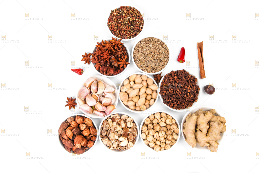 白底上放着香料组合