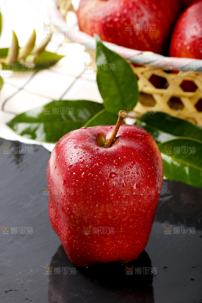 黑石板上放着红蛇果
