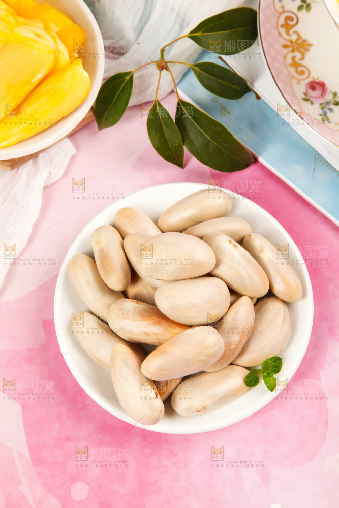 盘子里装着菠萝蜜籽