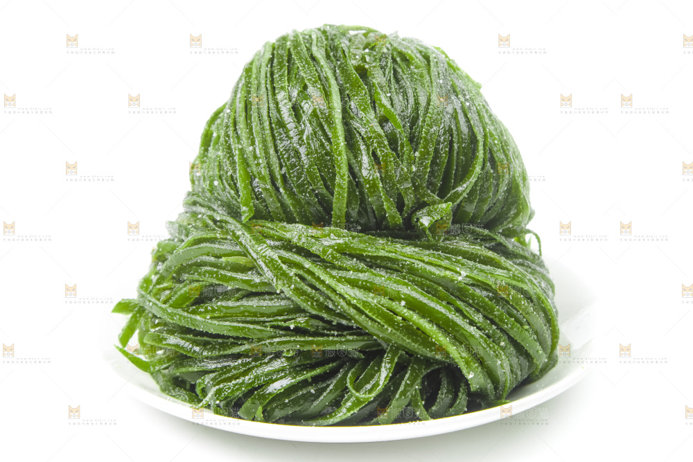 白底上的盐渍海带丝