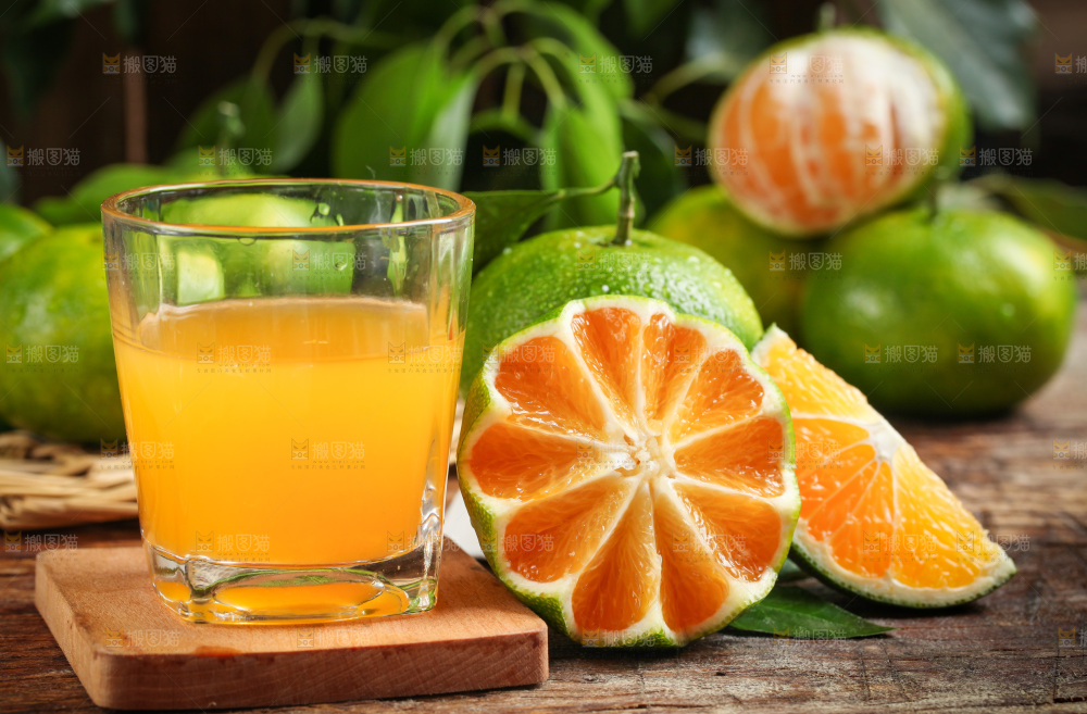 杯子里装着蜜橘汁