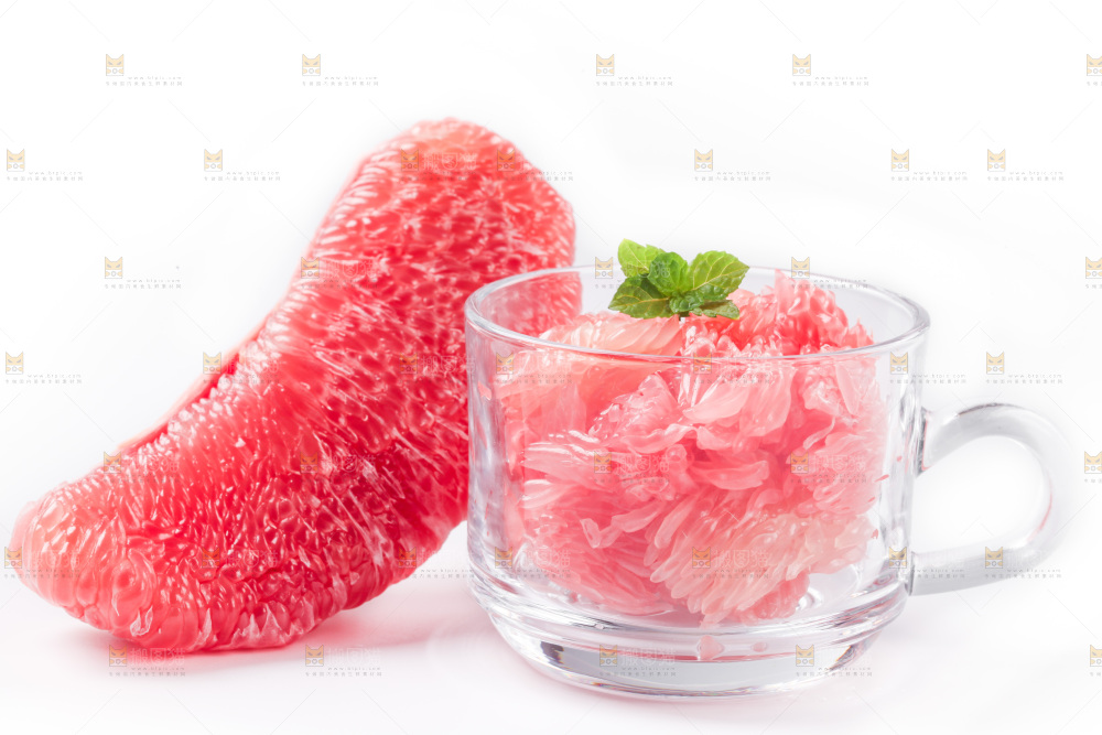 白底上放着红柚果肉