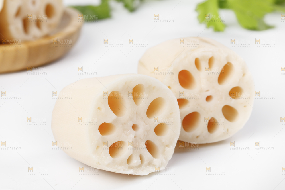 白底上放着切开的洪湖莲藕