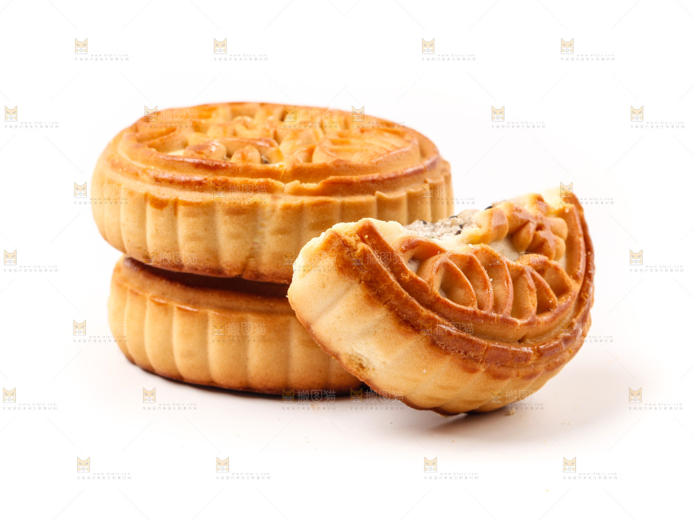 五仁月饼放在白底上