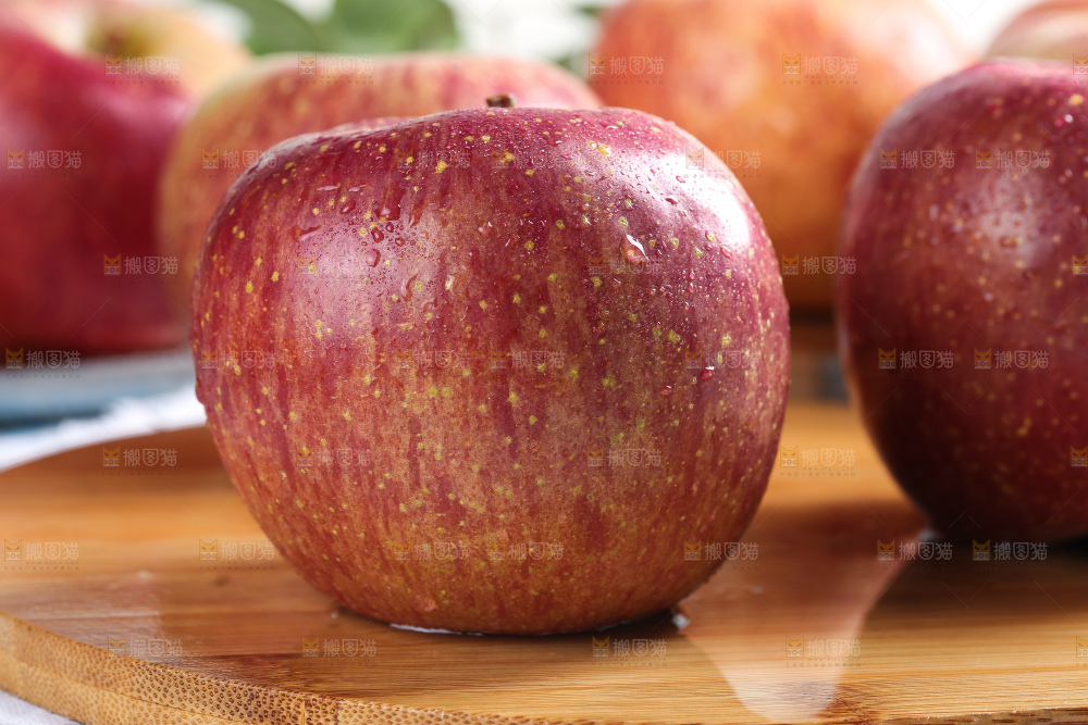 木板上的新鲜丑苹果