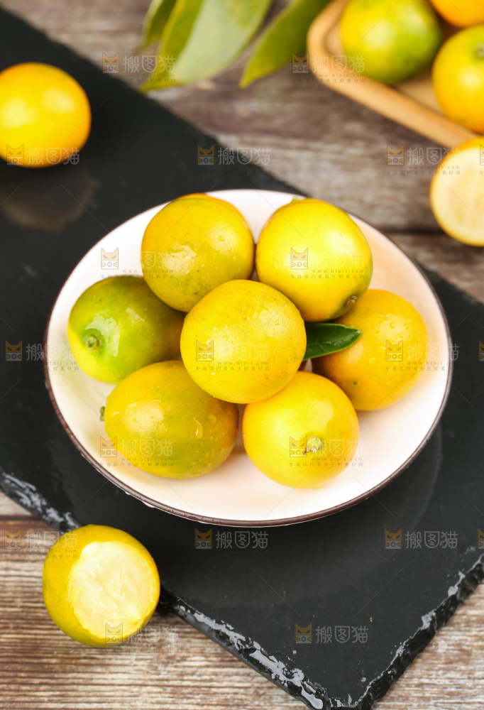 黑石板上放着桂林脆皮金桔