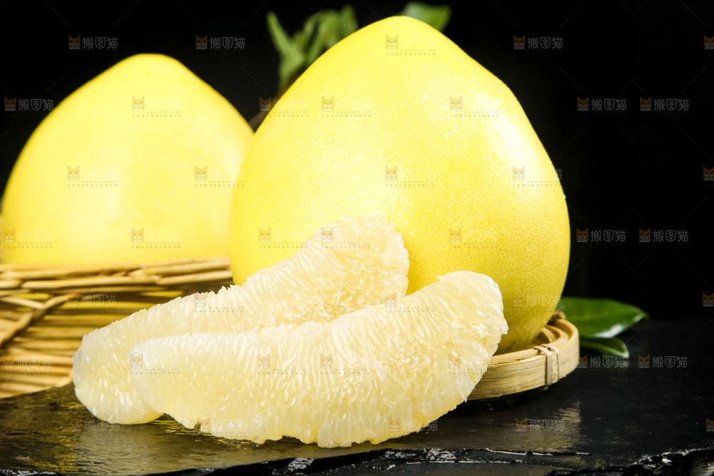 盘子里装着新鲜柚子