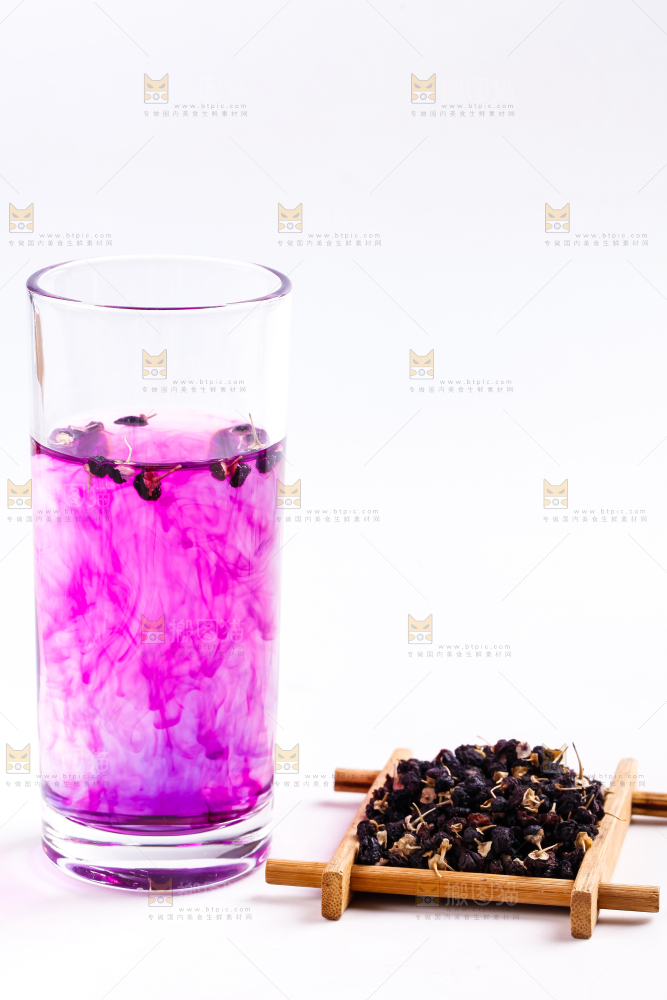 杯子里装着黑枸杞茶