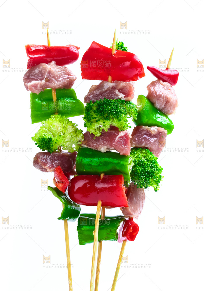 白底上的肉串