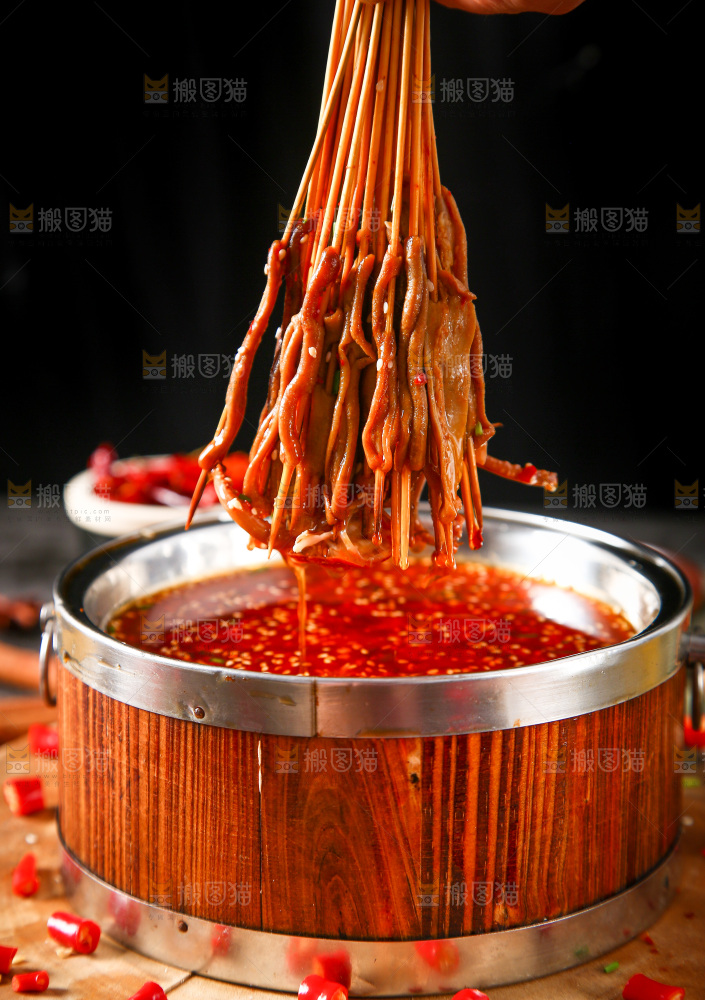 深底上放着一碗冷锅串串