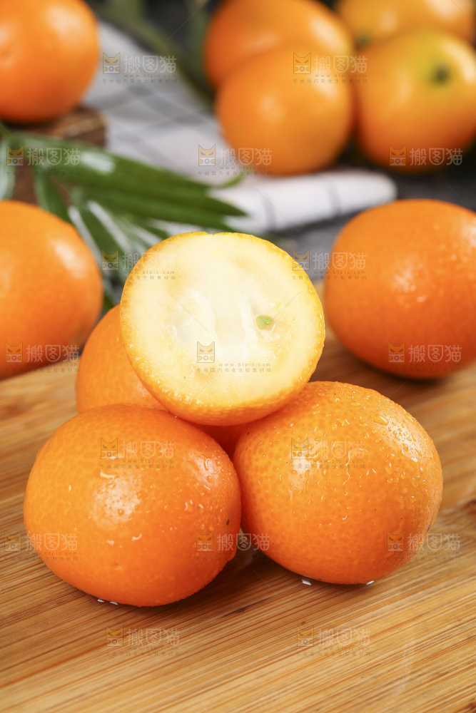 木板上放着广西金钱橘
