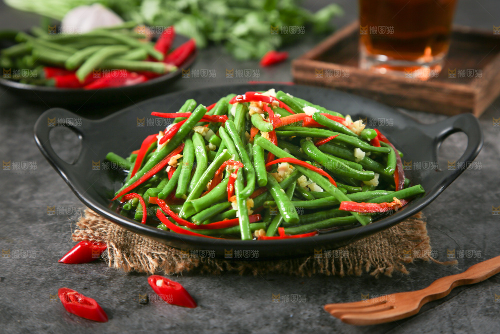 盘子里装着豇豆炒辣椒