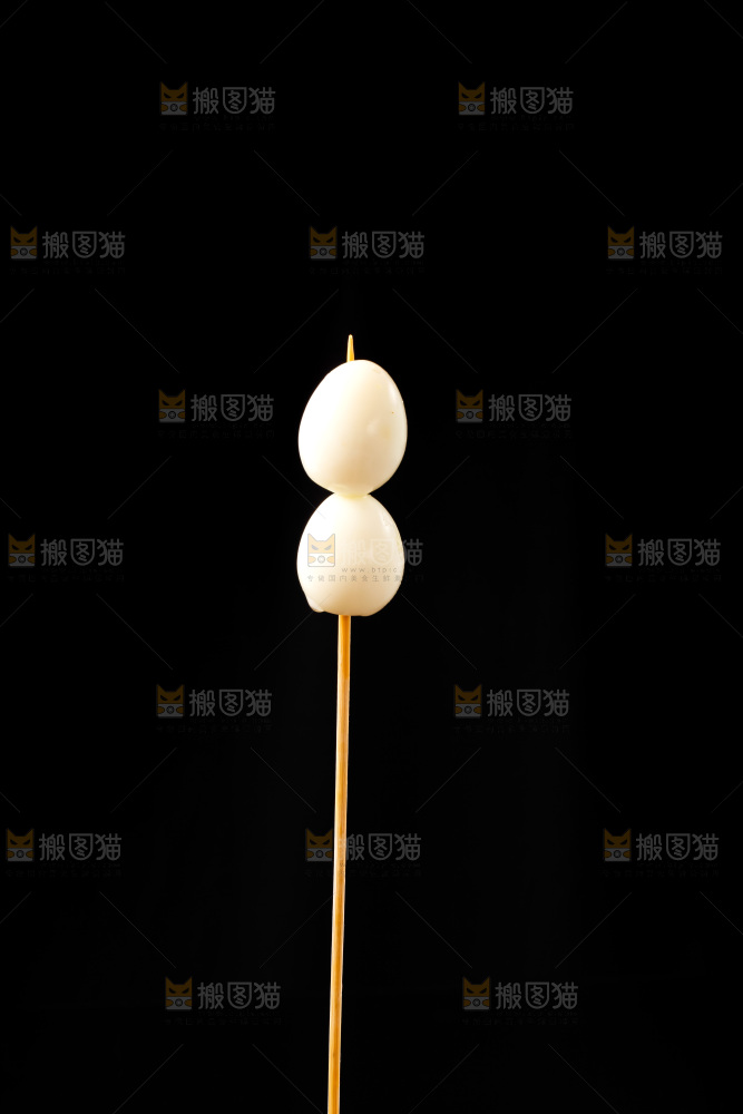 白底上的鹌鹑蛋串