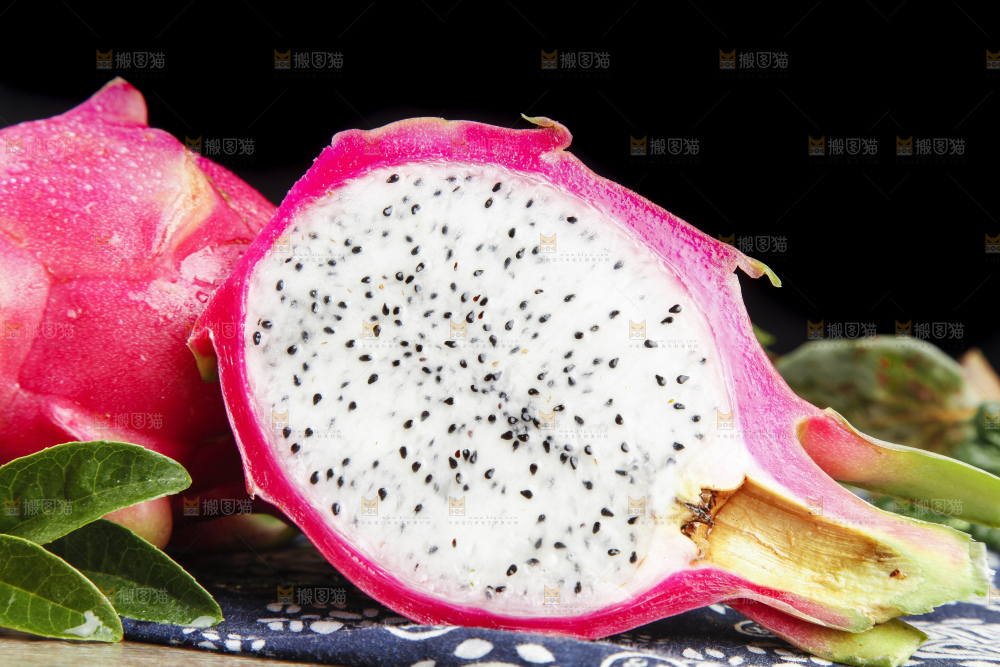 木板上的越南白心火龙果