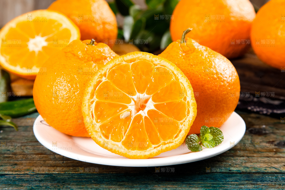 盘子里装着不知火柑橘