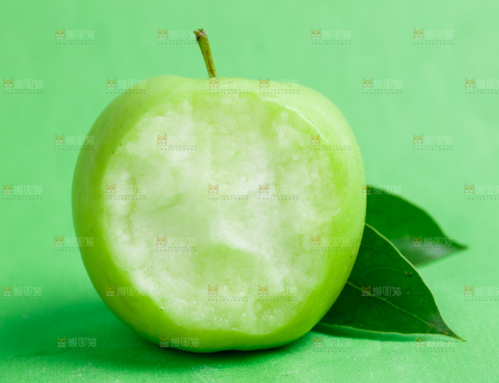 浅底上放着陕西嘎啦苹果