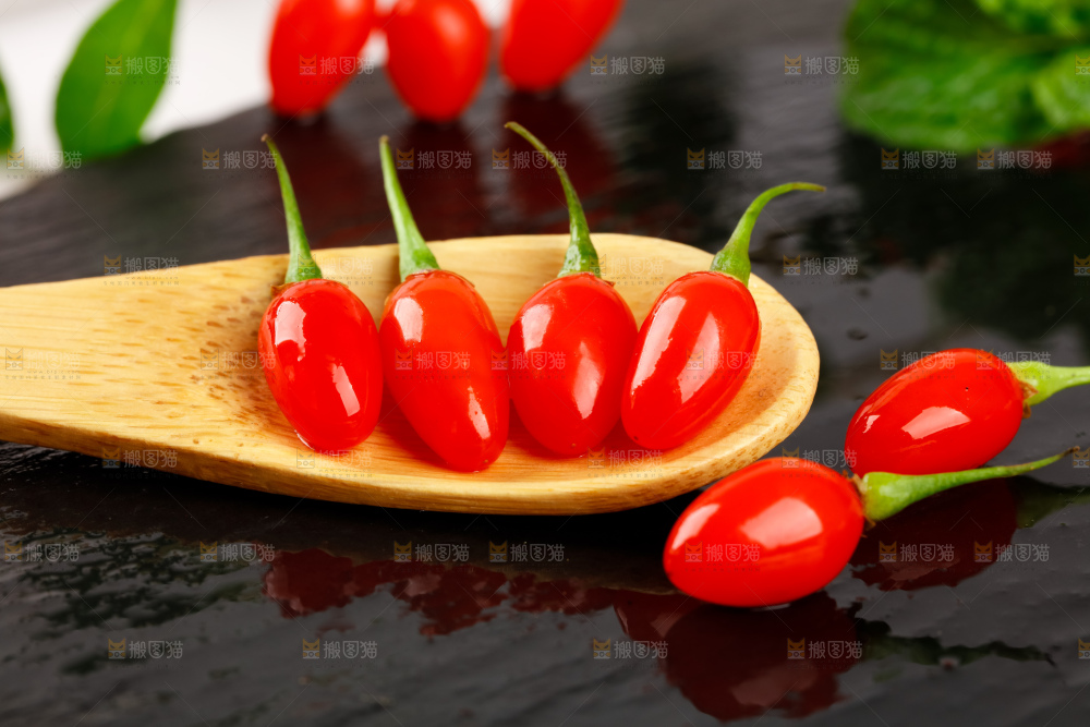 深底上放着枸杞鲜果