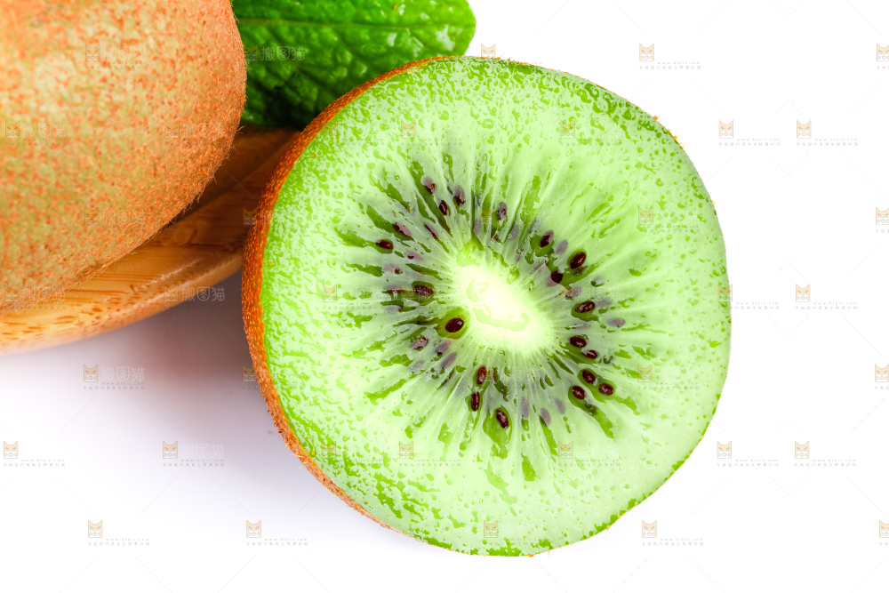 白底上摆放着翠香猕猴桃