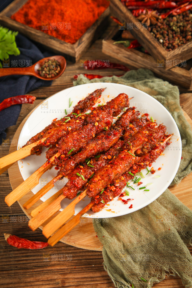 一盘肉串放在木底上
