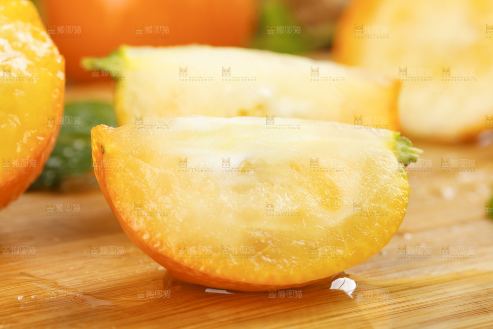 木板上的新鲜金钱桔