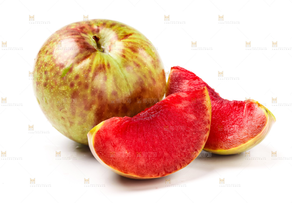 白底上放着切开的红肉李子