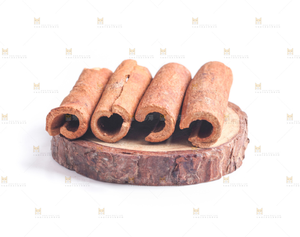 白底上的桂皮