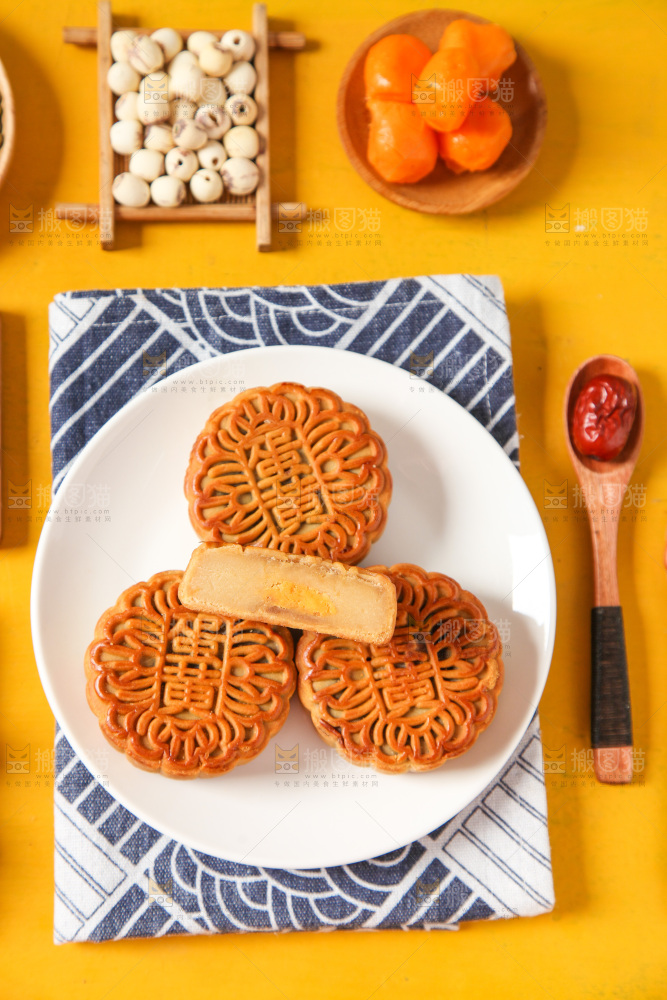 蓝花布上放着一盘蛋黄月饼