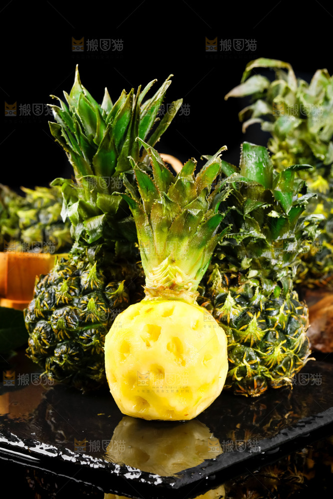 黑石板上的泰国香水小菠萝