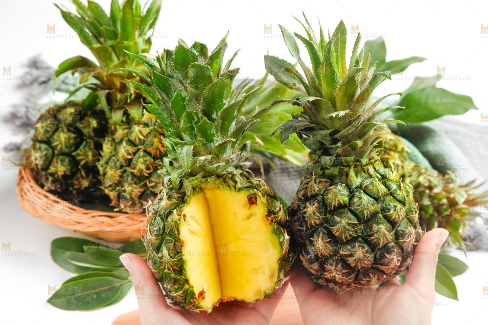 手里拿着香水小菠萝