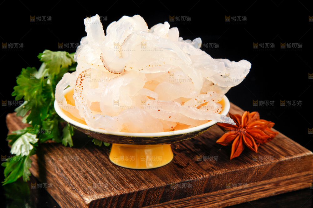 碗里装着白花海蜇丝