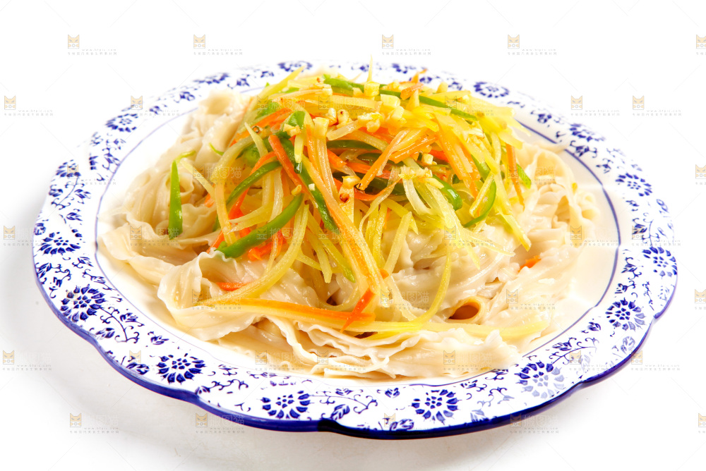 盘子里装着土豆丝炒辣椒
