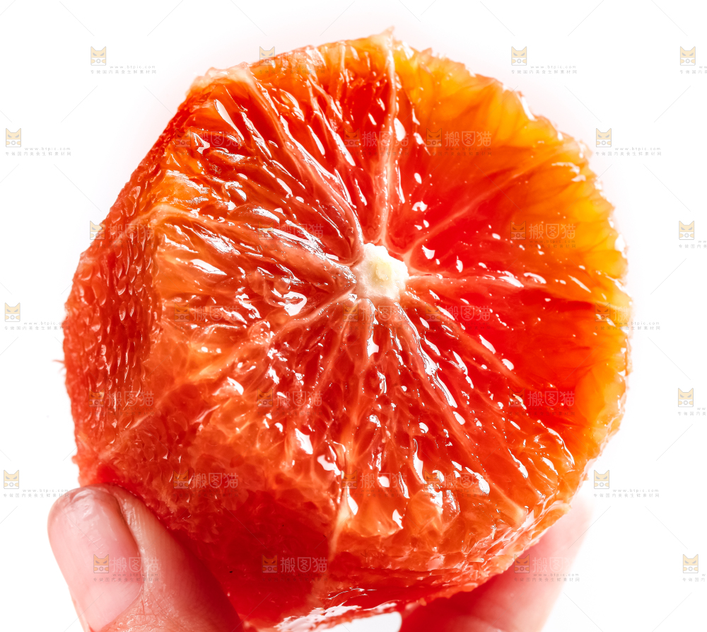 手里拿着新鲜橙子