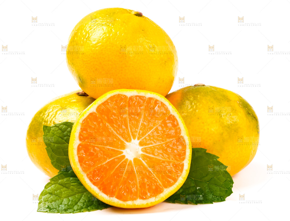 切开的云南蜜桔放在白底上