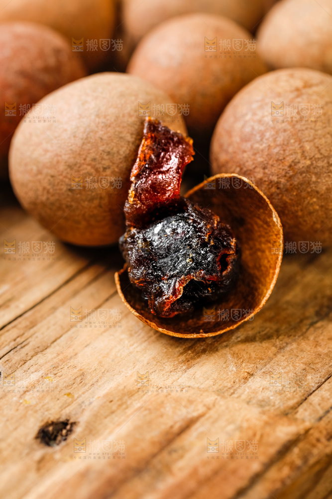 莆田桂圆干放在木底上