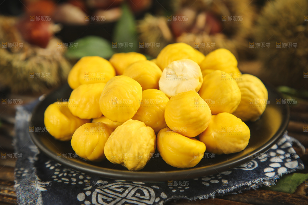 竹底上放着一盘板栗