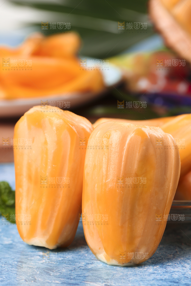 蓝底上放着泰国菠萝蜜