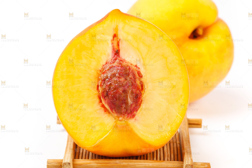 白底上放着山东黄桃