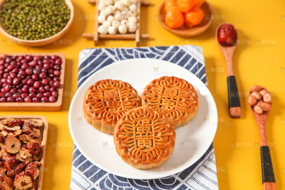 蓝花布上放着一盘蛋黄月饼