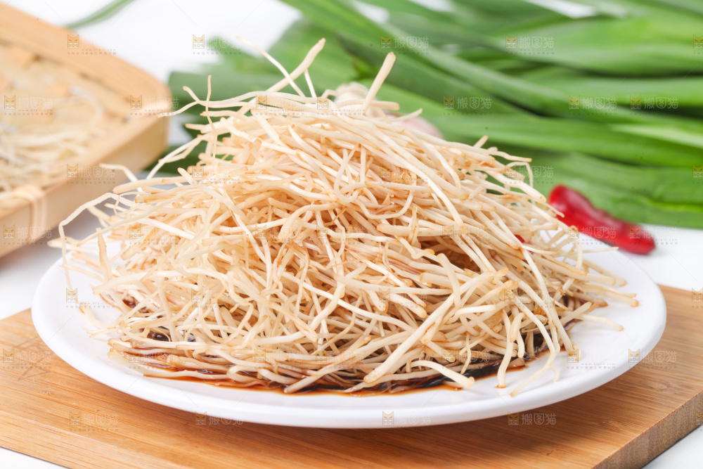 盘子里的凉拌大蒜须