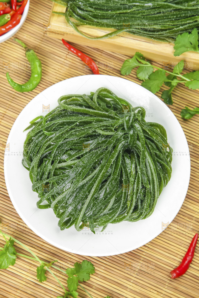 盘子里的盐渍海带丝