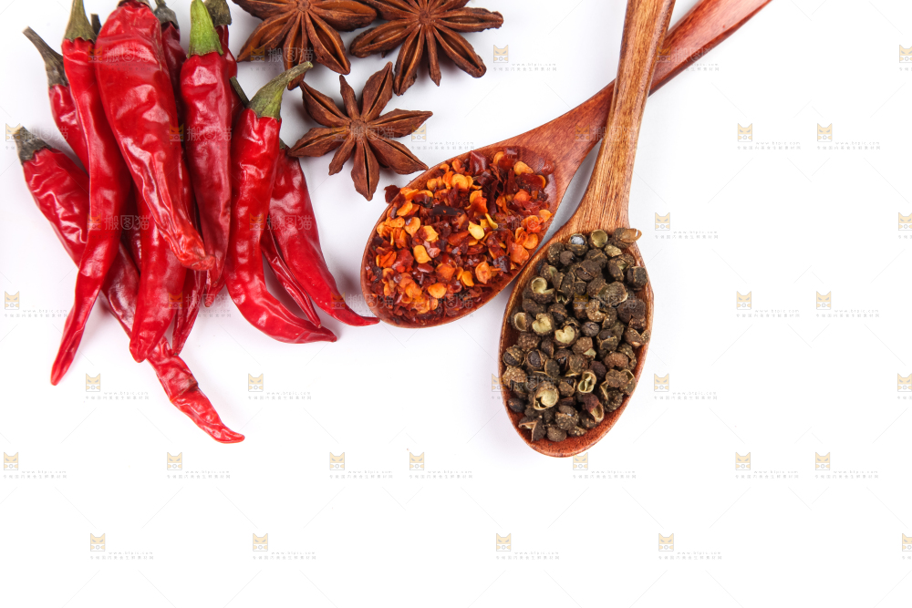 白底上放着香料组合