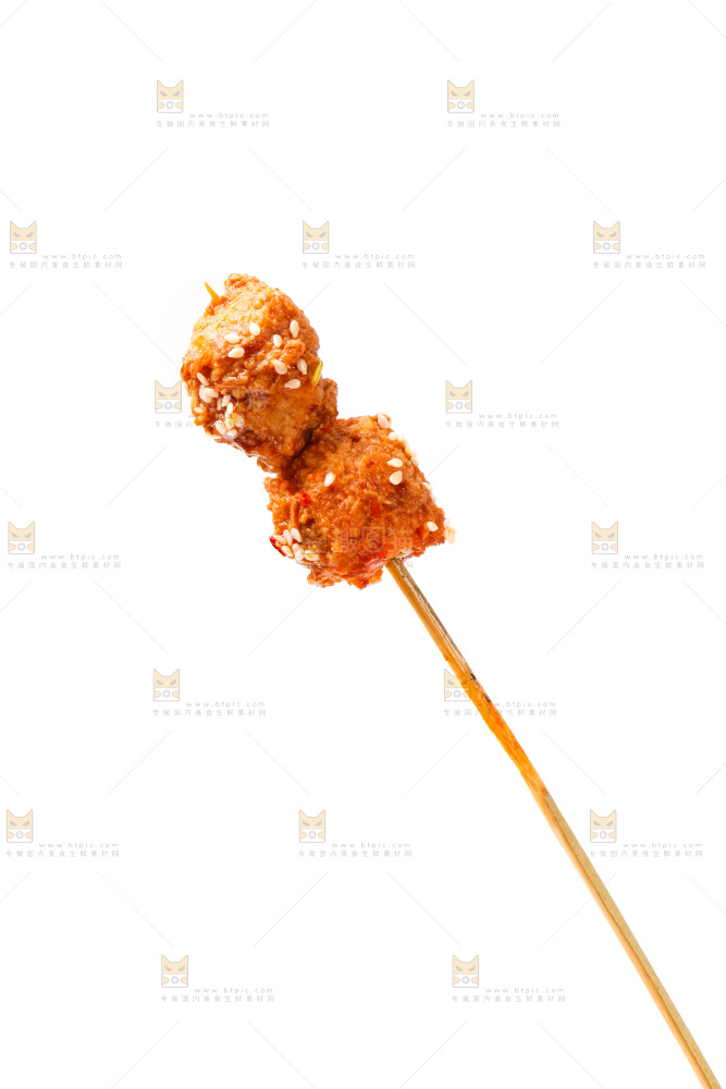 白底上的肉丸串